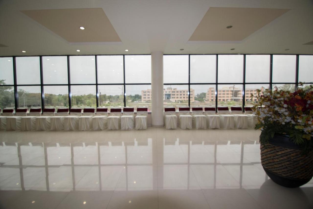Grand Sarovar Portico, Latur Екстер'єр фото
